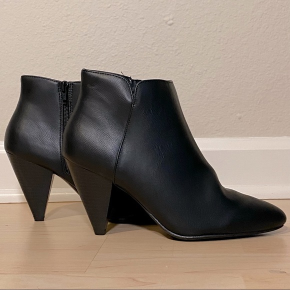 Cone heeled, black boots - Picture 4 of 7